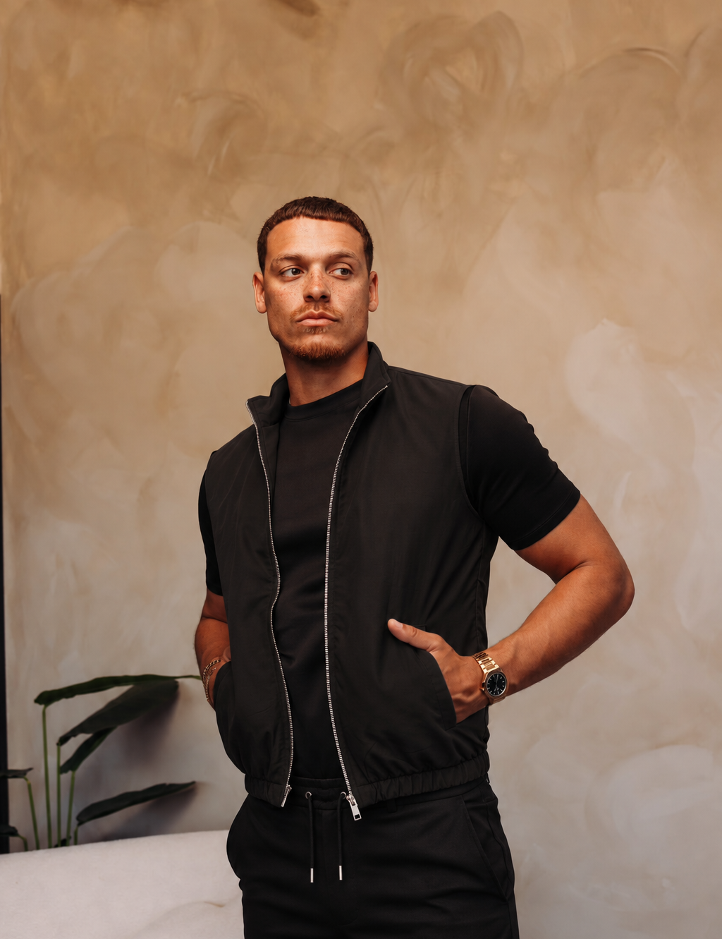 MONZA BODYWARMER | BLACK – lifestyle, complete set met bijpassende zwarte MONZA pants