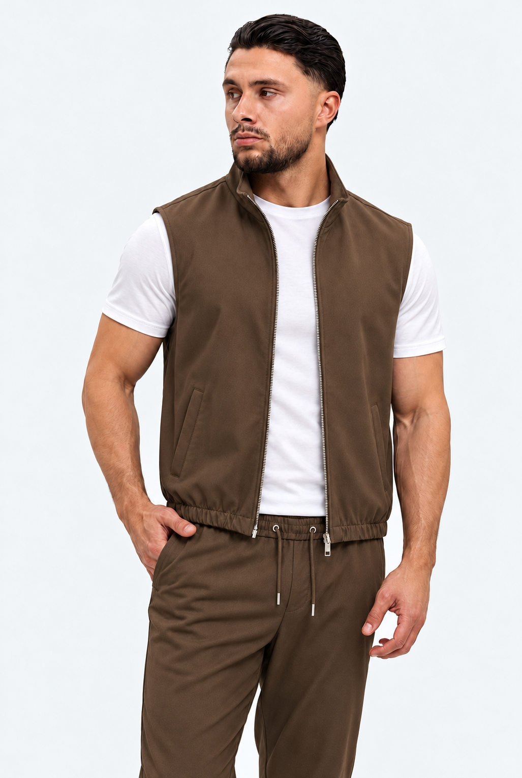 MONZA bodywarmer bruin – vooraanzicht met blik opzij, complete set met bijpassende pants (studio)