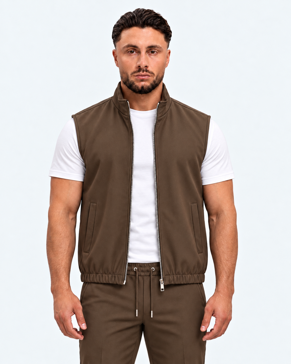 MONZA bodywarmer bruin – voorkant, complete set met bijpassende pants (studio)