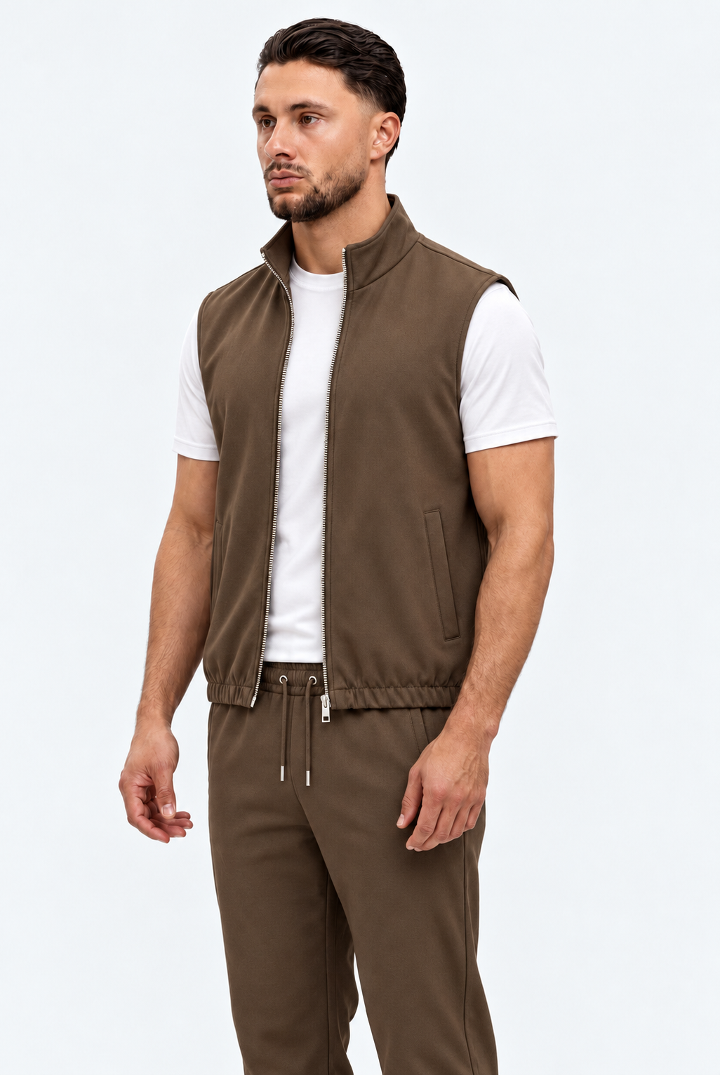 MONZA bodywarmer bruin – schuin van voren, complete set met bijpassende pants (studio)