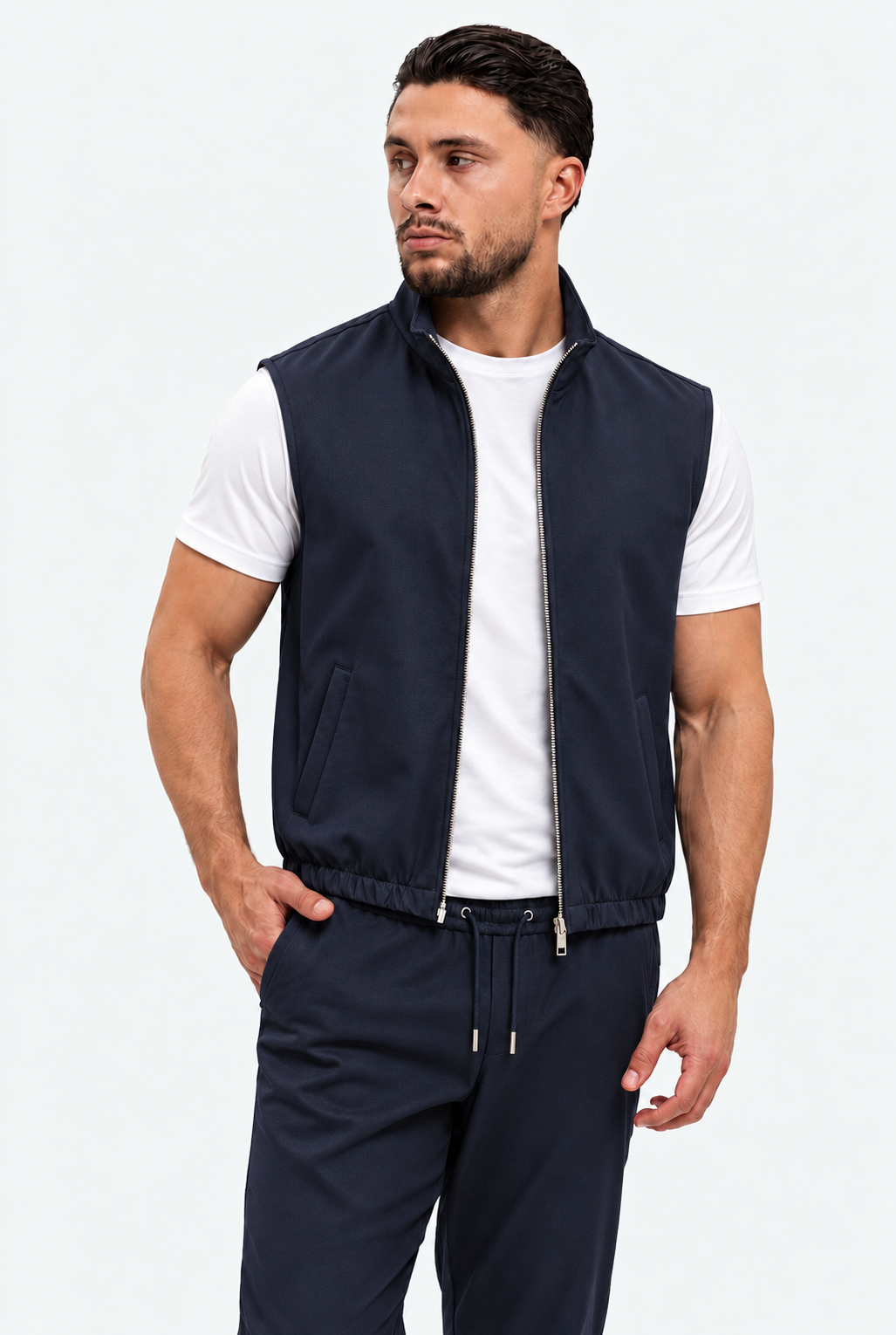 MONZA bodywarmer marineblauw – vooraanzicht met blik opzij, complete set met bijpassende pants (studio)