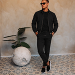 MONZA JACKET | BLACK – lifestyle, complete set met bijpassende zwarte MONZA pants