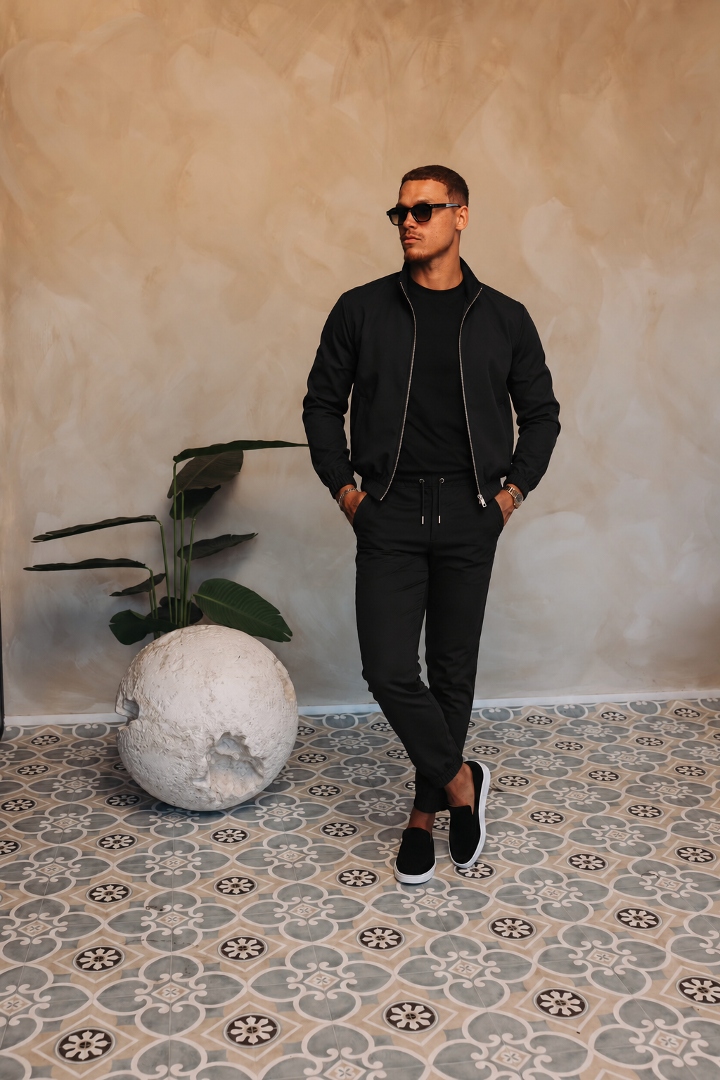 MONZA JACKET | BLACK – lifestyle, complete set met bijpassende zwarte MONZA pants