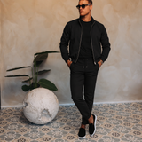 MONZA JACKET | BLACK – lifestyle, complete set met bijpassende zwarte MONZA pants