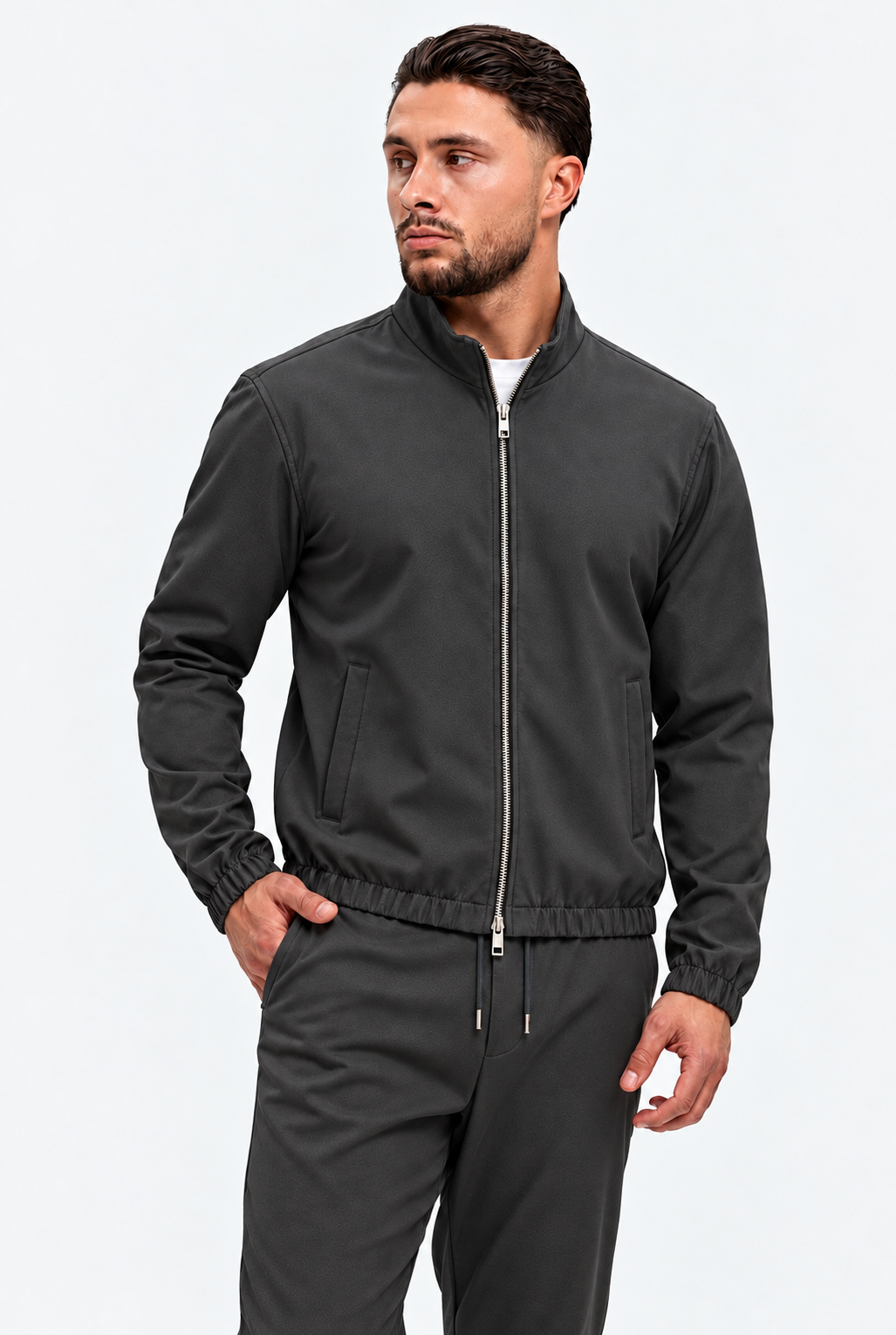 MONZA jacket grijs – vooraanzicht met blik opzij, complete set met bijpassende pants (studio)
