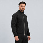 MONZA jacket zwart – schuin zijkant op model
