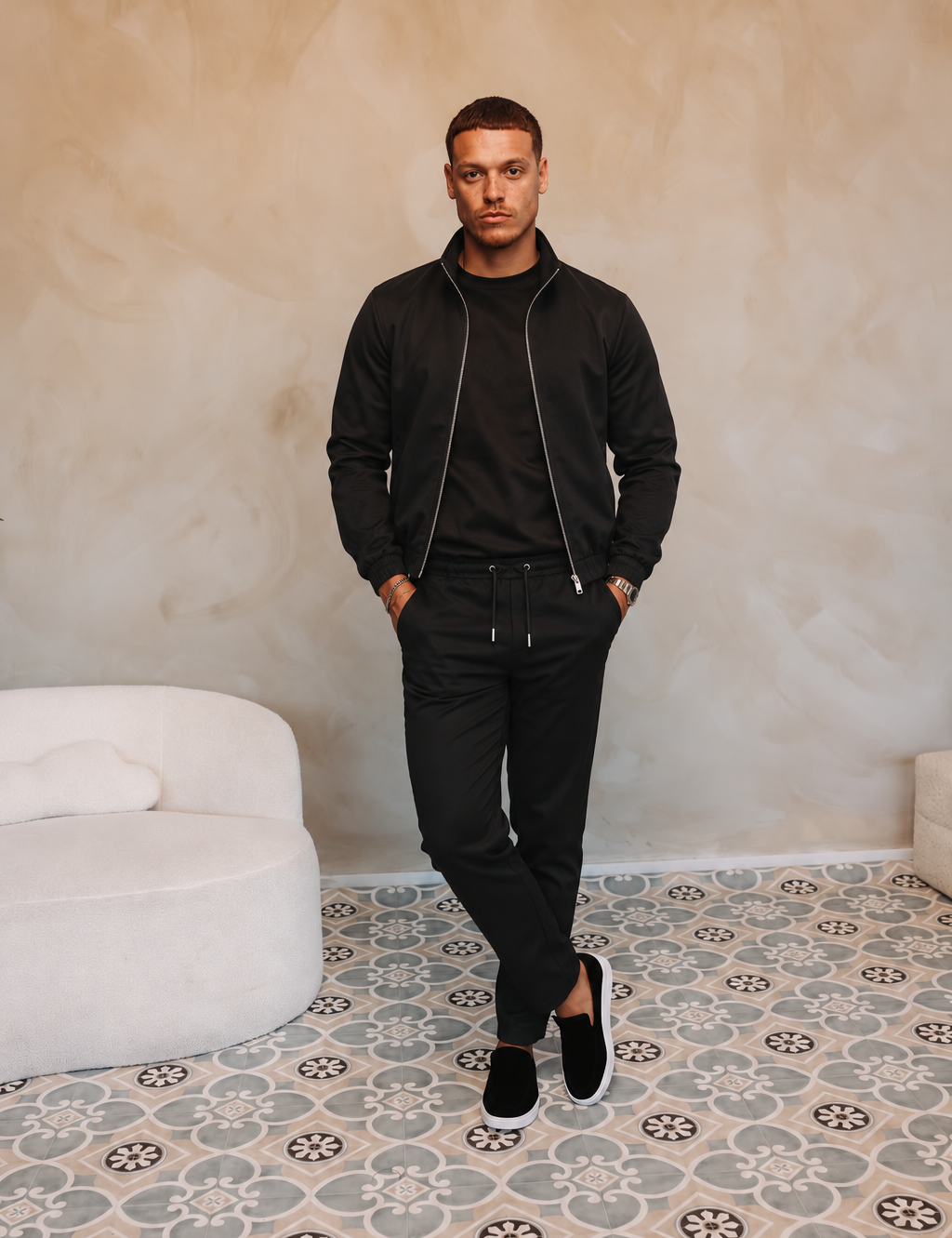 MONZA PANTS | BLACK – lifestyle, complete set met bijpassende zwarte MONZA jacket