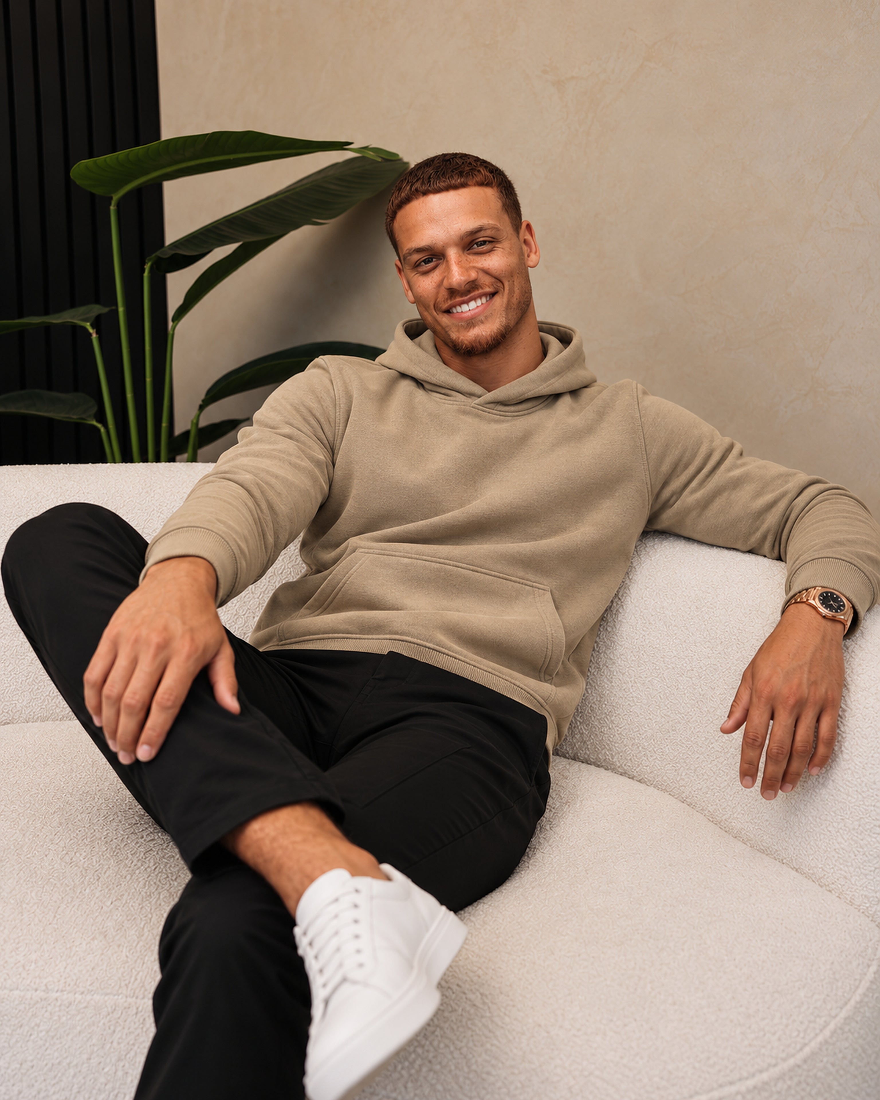RK Blank Hoodie Olive Regular Fit - gedragen, zittend