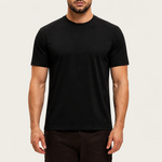Shiny Essential Shirt Black - model, achtergrond #efece6